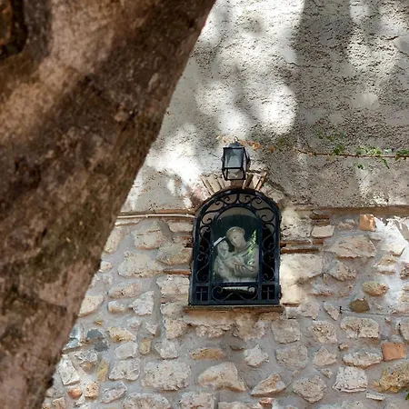 La Cle De La Porte Bed & Breakfast 3*